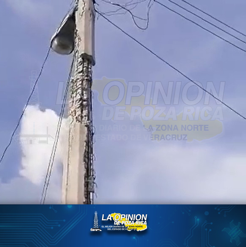 Poste se cae a pedazos en la 5 de Mayo