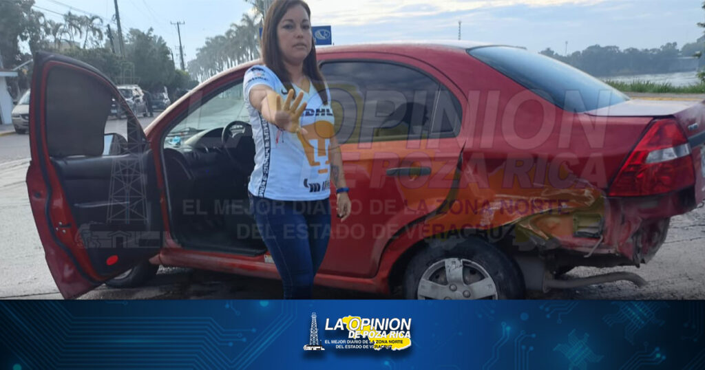 No hace alto y choca
