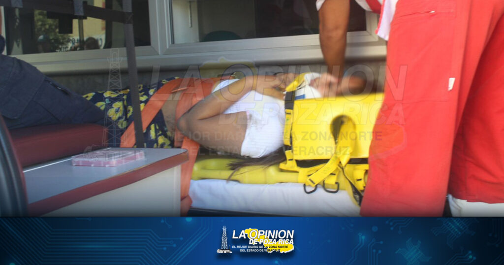 ¡Parte en dos motoneta en choque!