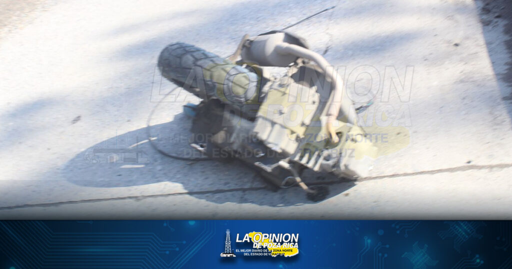 ¡Parte en dos motoneta en choque!