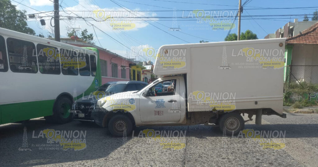 Intenta ganar el paso y provoca fuerte choque