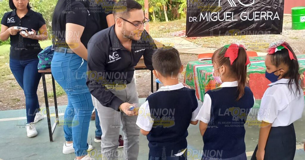 Entregan apoyo a escuela vulnerable