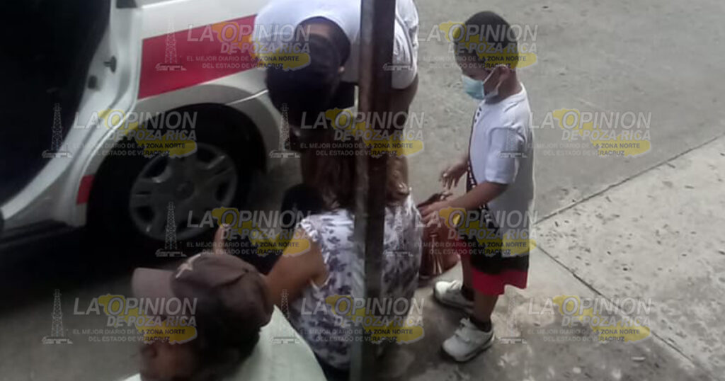 Taxista arroja a una pasajera