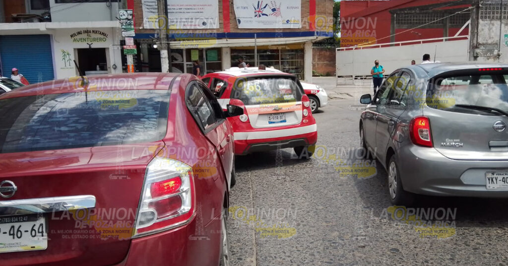 Invade carril y choca