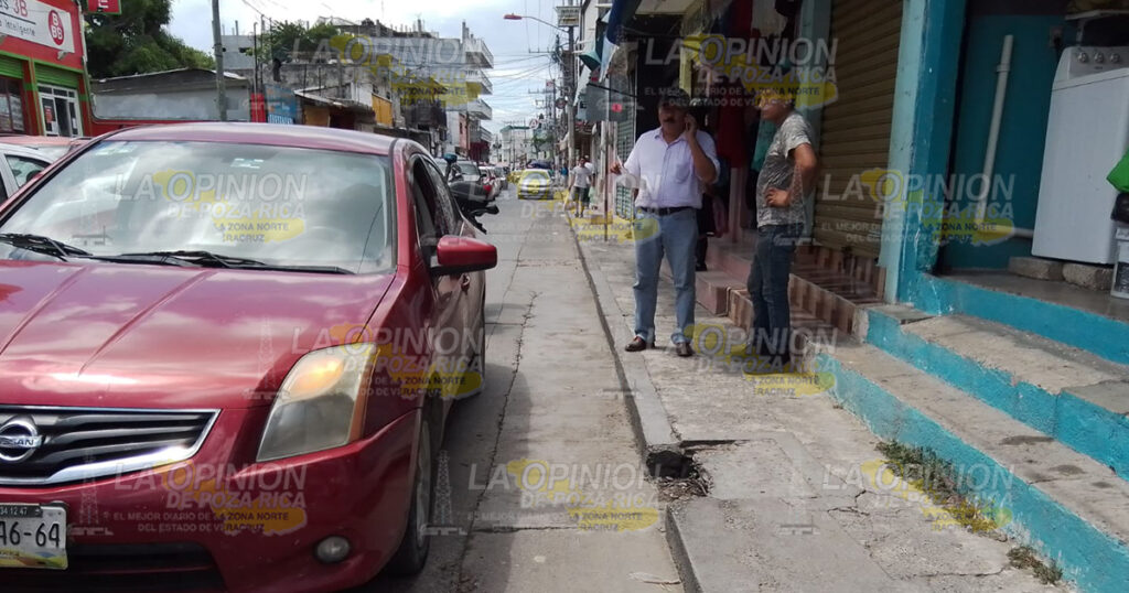 Invade carril y choca