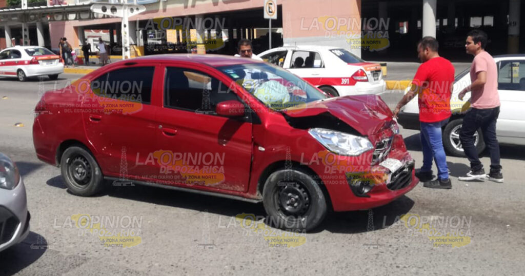 ¡Joven se distrae y provoca choque!
