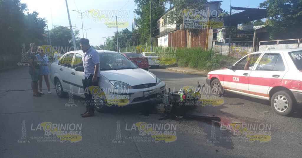 Invade carril y choca
