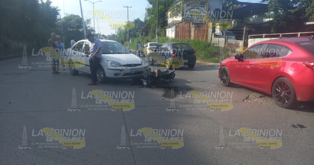 Invade carril y choca