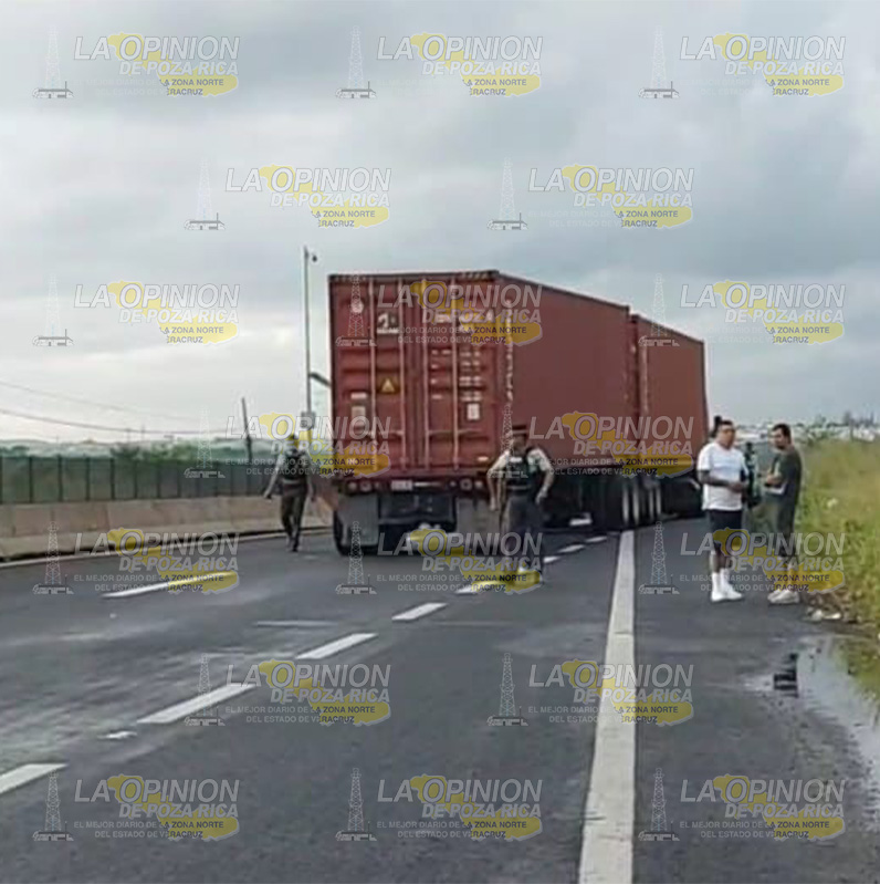 Trailer atropella a familia en Colinas de Santa Fe