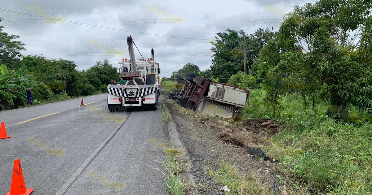 Vuelca tráiler doble remolque en rancho el 14