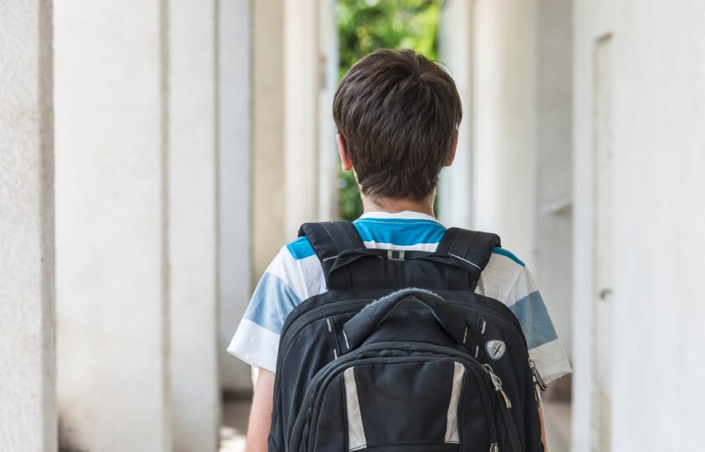 Mochilotas deforman columna de los niños
