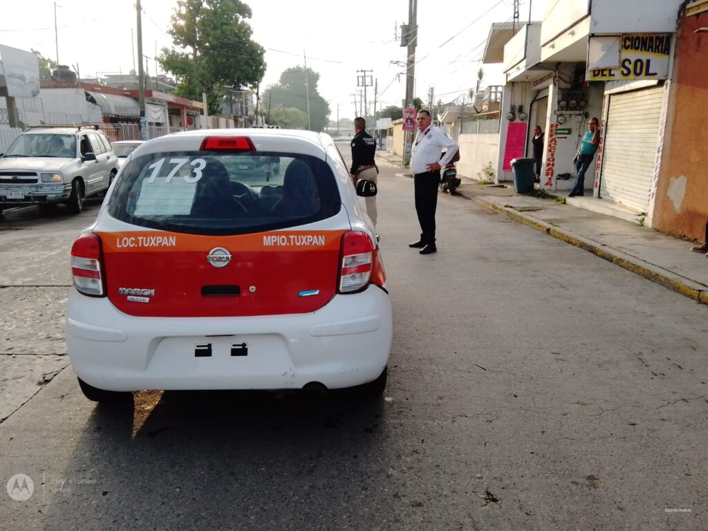 Intenta rebasar y provoca choque