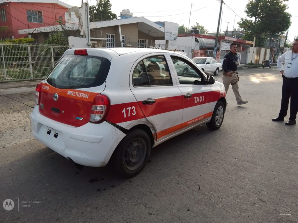Intenta rebasar y provoca choque