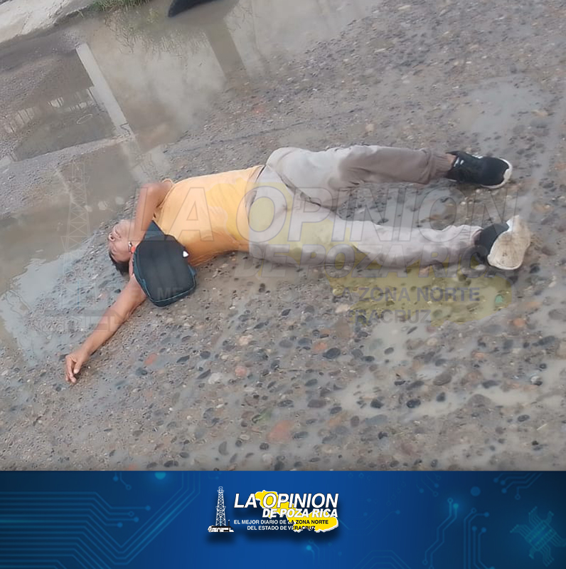 Cae a un bache y queda lesionado