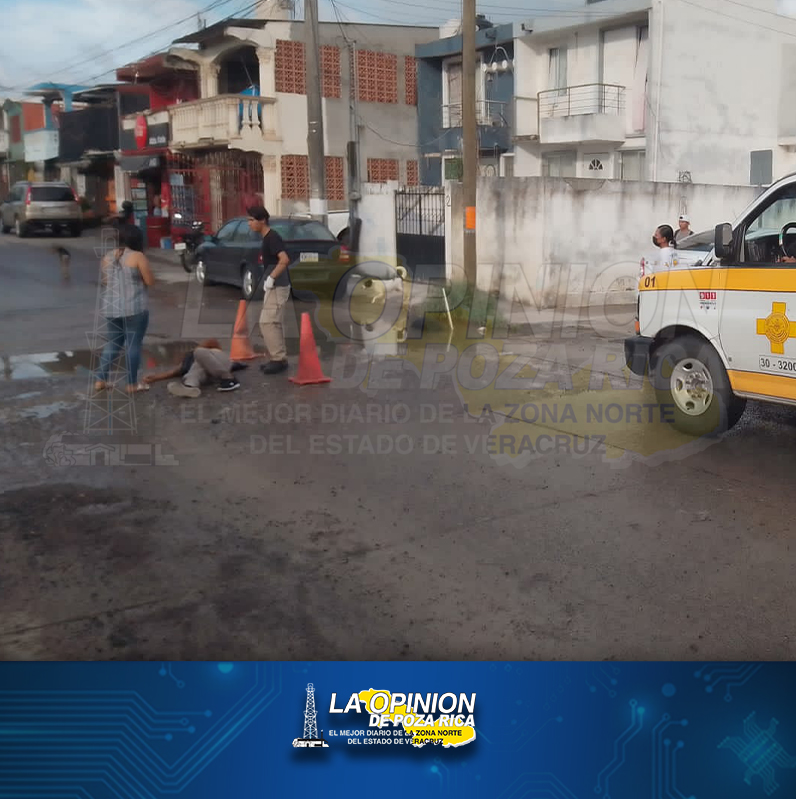 Cae a un bache y queda lesionado