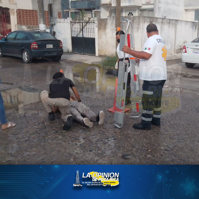 Cae a un bache y queda lesionado