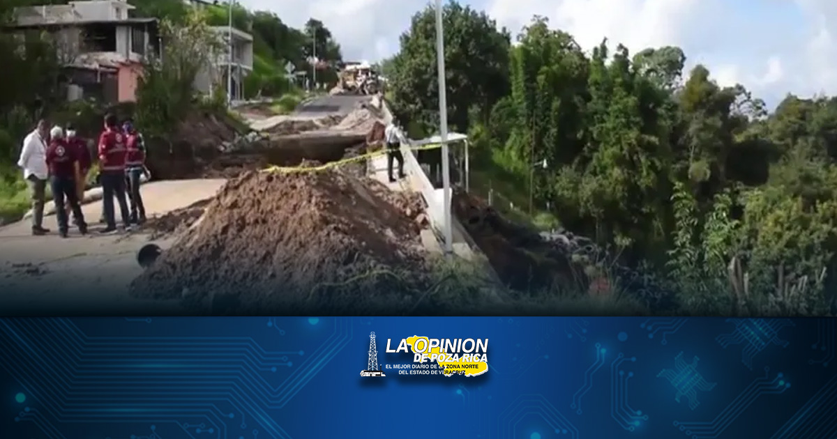 Socavón se lleva parte de la federal Amozoc-Nautla en Tlatlauquitepec