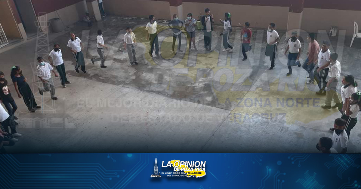 Adolescente intimida con una navaja a otro niño Adolescente intimida con una navaja a otro niño