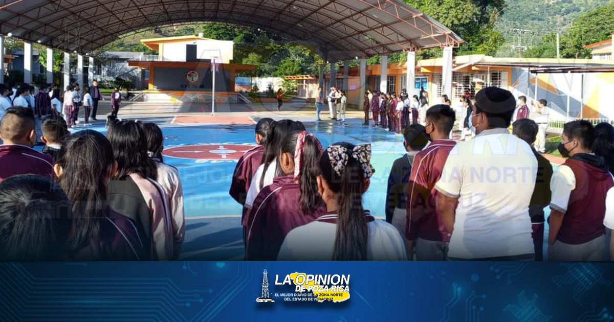 Adolescente intimida con una navaja a otro niño Adolescente intimida con una navaja a otro niño