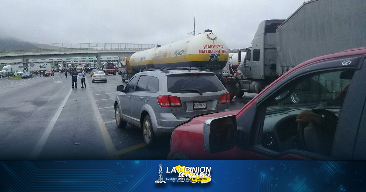 BLOQUEAN LA PISTA MÉXICO-TUXPAN