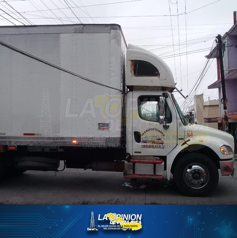 Camión derriba cables y poste cae sobre auto