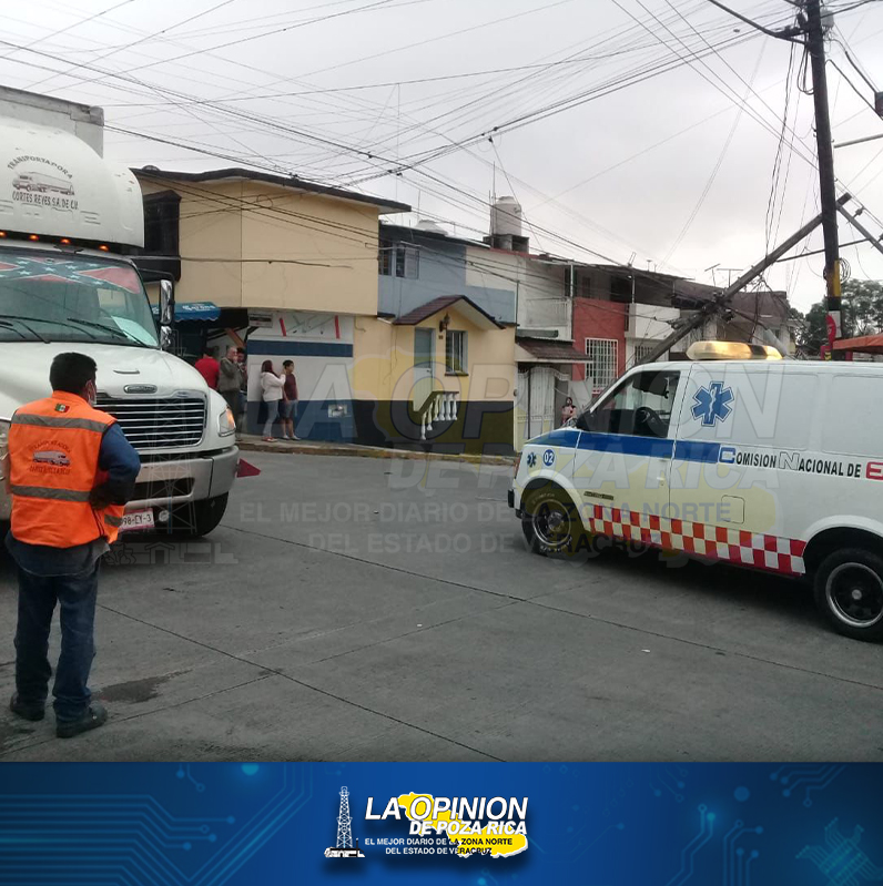 Camión derriba cables y poste cae sobre auto