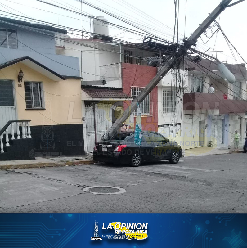 Camión derriba cables y poste cae sobre auto