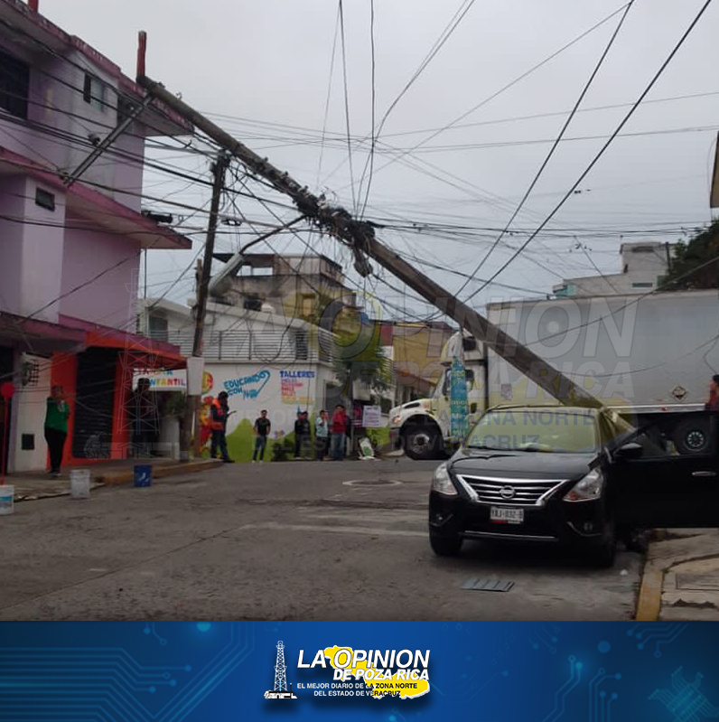 Camión derriba cables y poste cae sobre auto