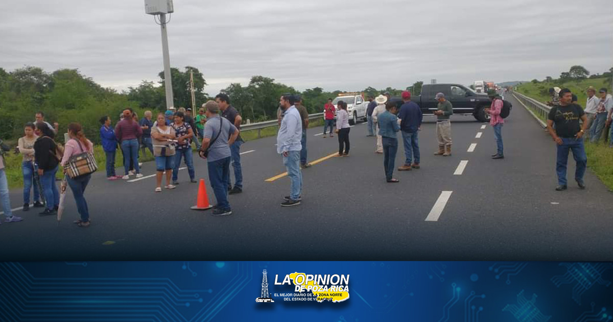 Campesinos cierran la autopista Campesinos cierran la autopista