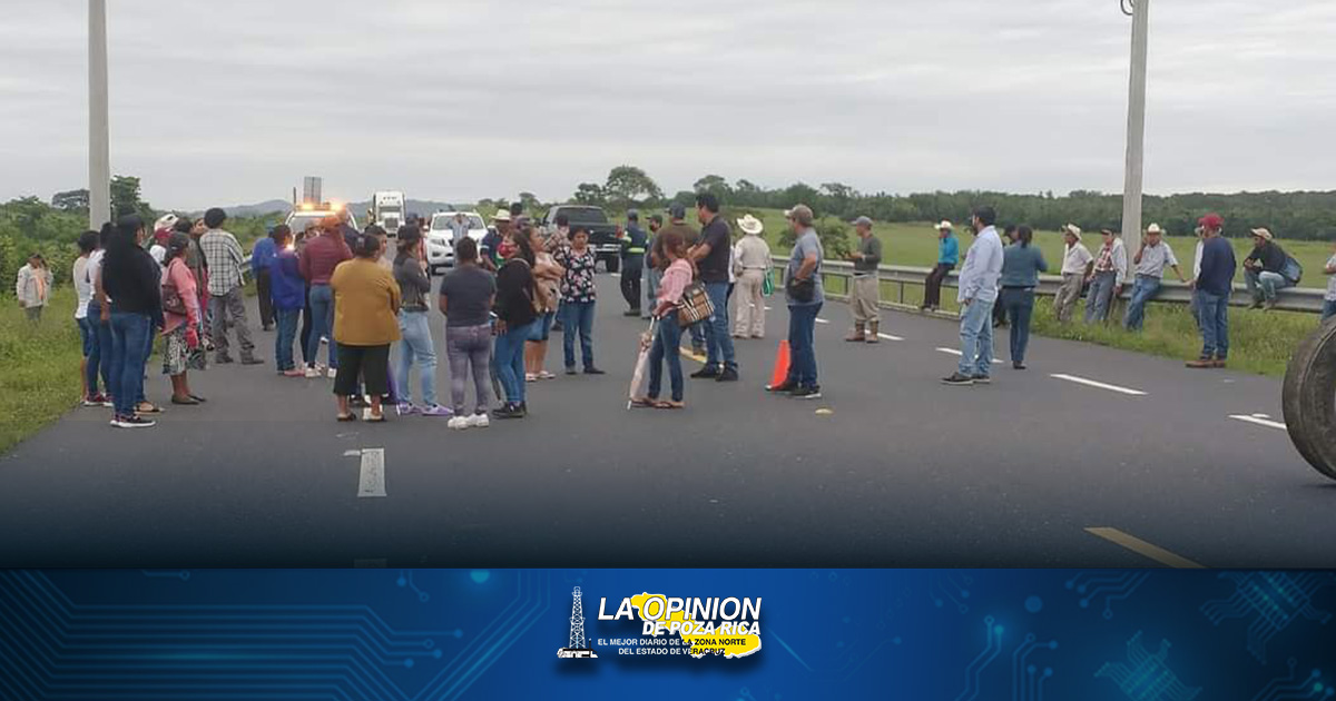 Campesinos cierran la autopista Campesinos cierran la autopista