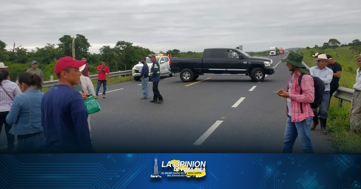 Campesinos cierran la autopista Campesinos cierran la autopista