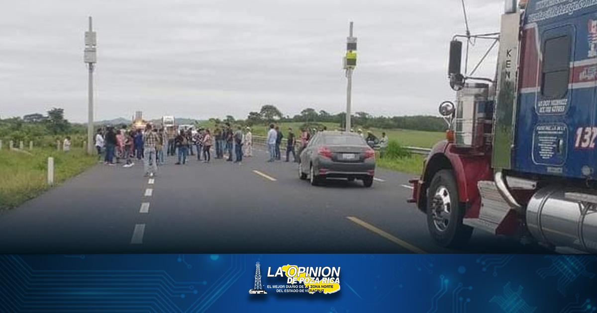 Campesinos cierran la autopista