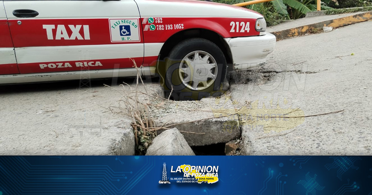 Daños severos en vehículos por circular en el puente que sale de Barrio de Xico hacia Kawatzin