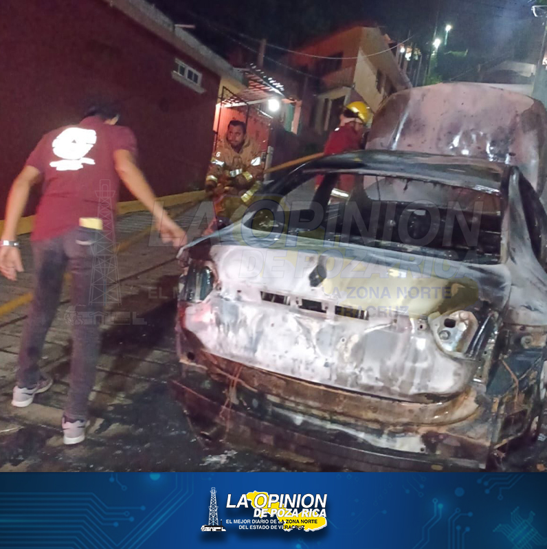 Vehículo queda reducido a chatarra por el fuego