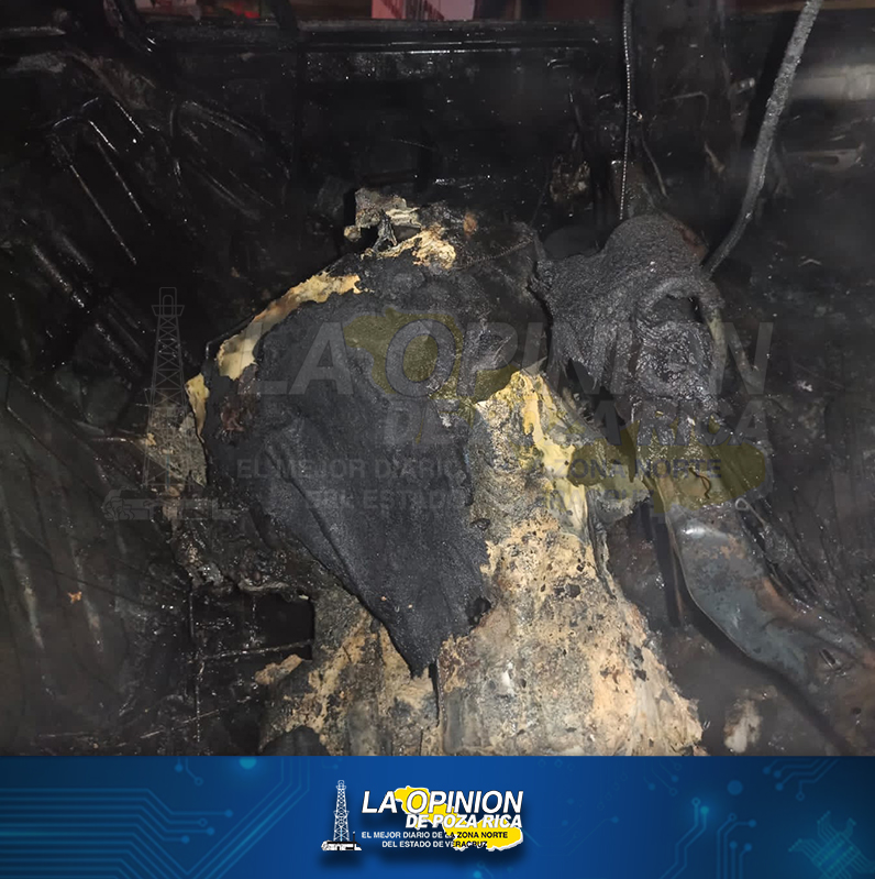Vehículo queda reducido a chatarra por el fuego