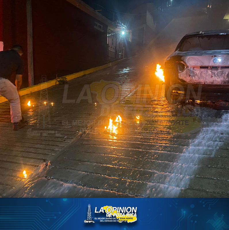 Vehículo queda reducido a chatarra por el fuego