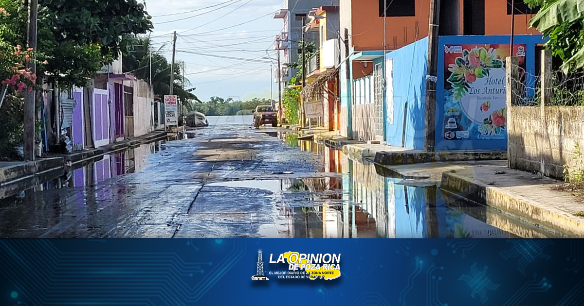 Aguas negras inundan Tecolutla