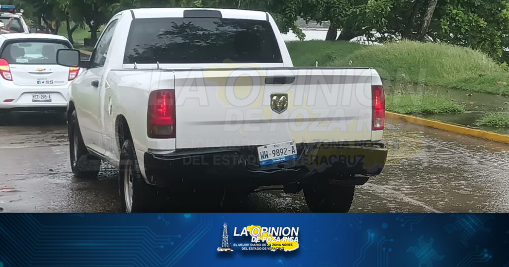 ¡Se estrella en una camioneta!