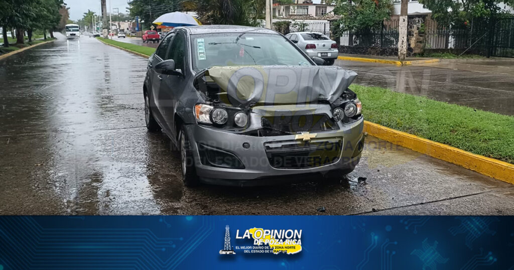 ¡Se estrella en una camioneta!