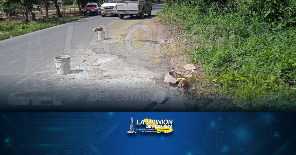 Ante olvido de la SIOP, Taxistas reparan carretera Alamo-Tuxpan