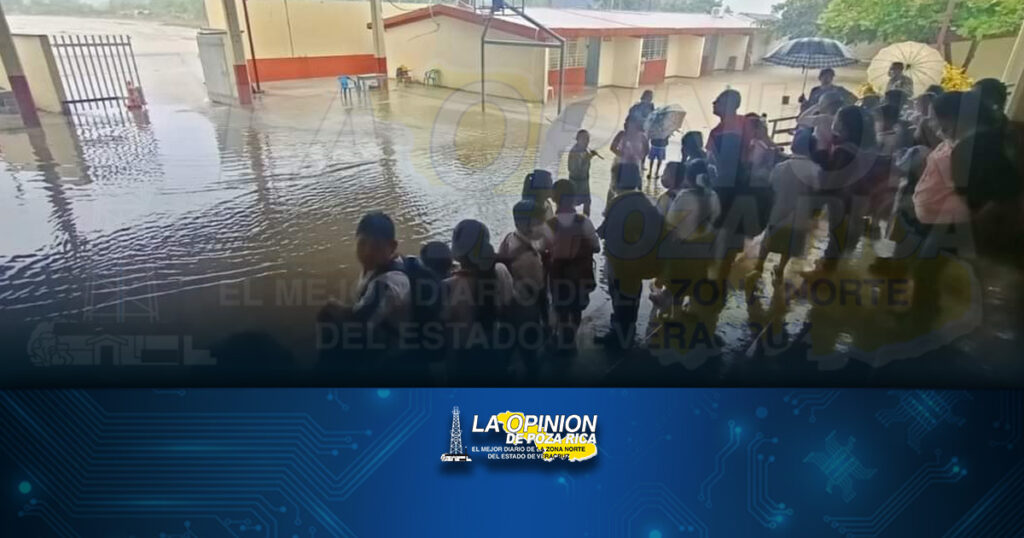 Niños atrapados por inundación de escuela