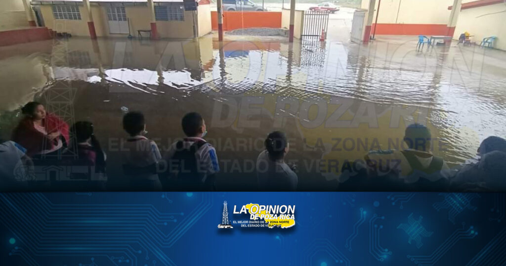 Niños atrapados por inundación de escuela