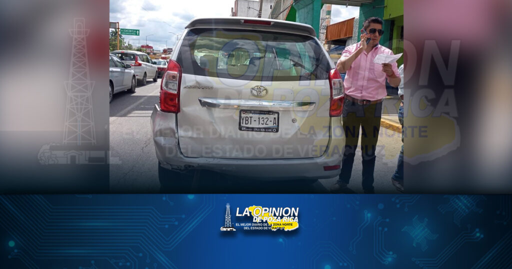 Taxi se ensarta en camioneta