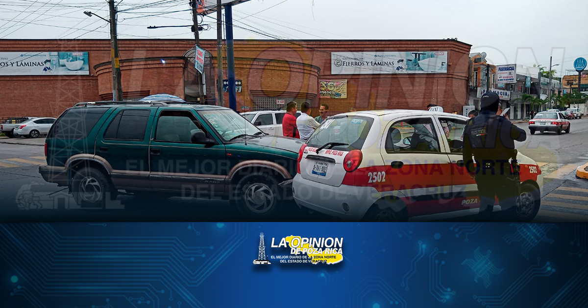 Camioneta embiste taxi en avenida 20