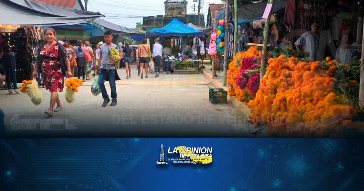 Plaza de Todos Santos al pie de la Pirámide