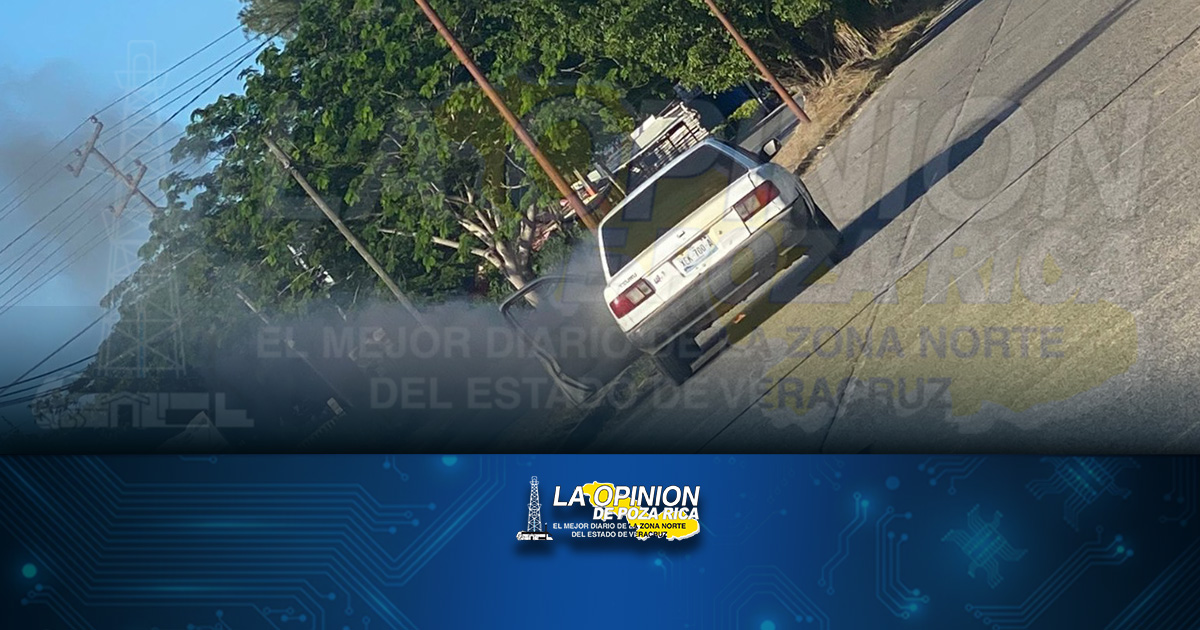 Incendio calcina un auto Tsuru