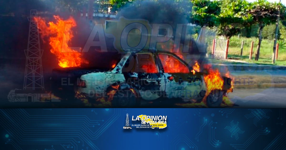 Incendio calcina un auto Tsuru