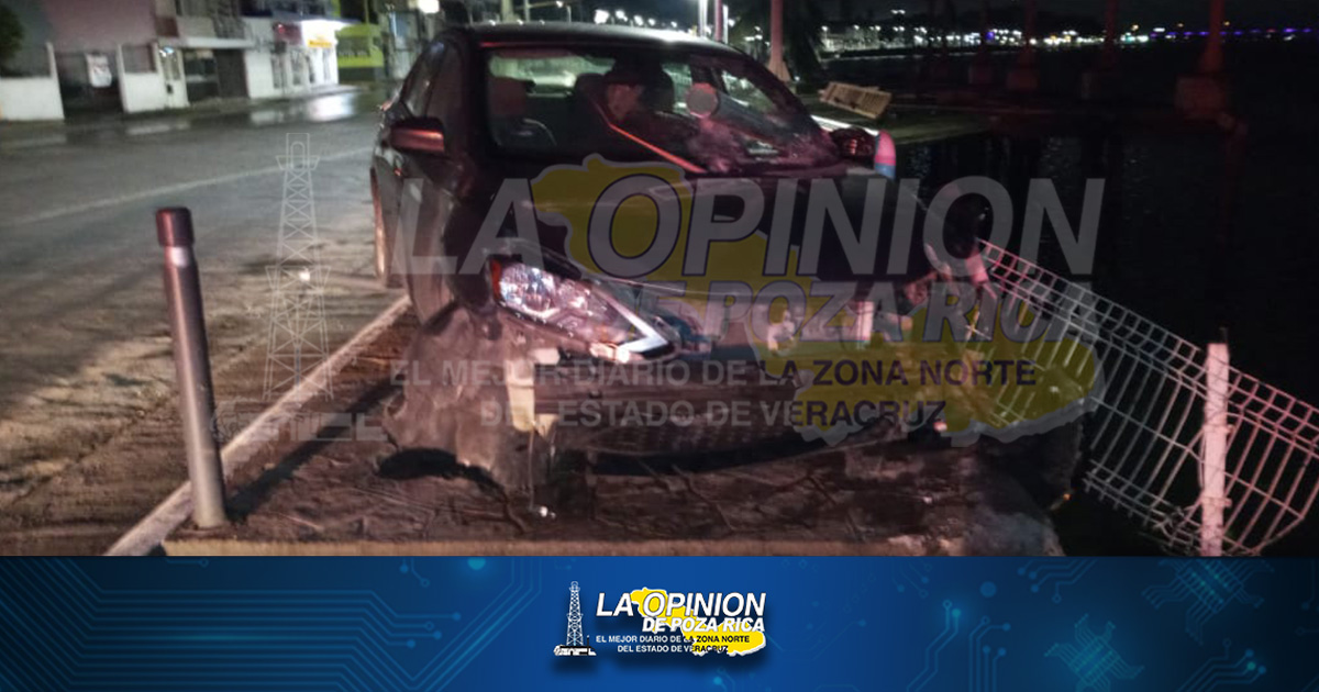 Choca y abandona auto en el bulevar