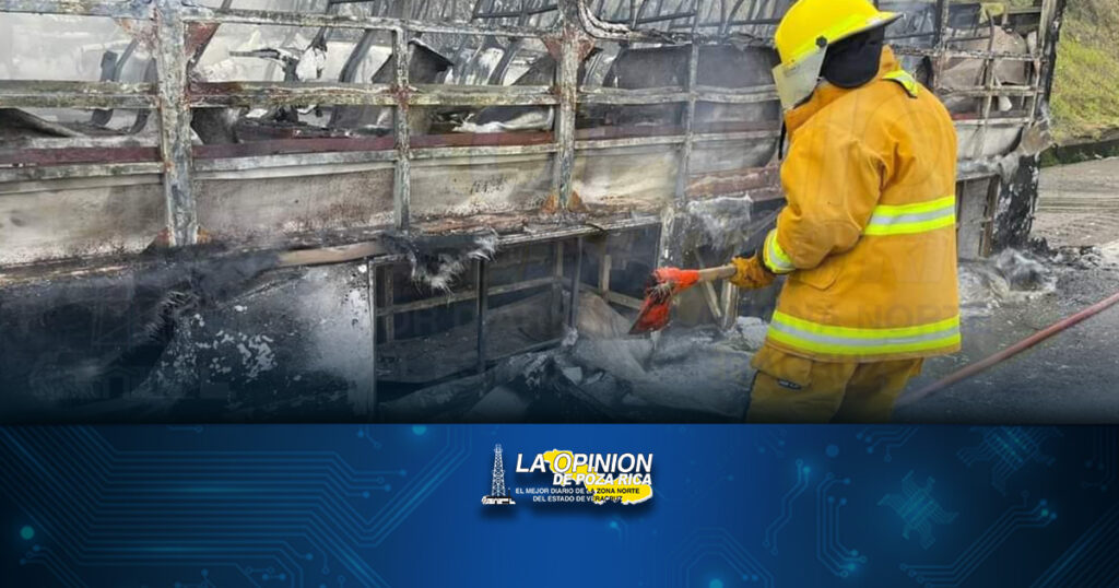 Autobús de pasajeros termina en cenizas a la altura del túnel "Las Pilas".