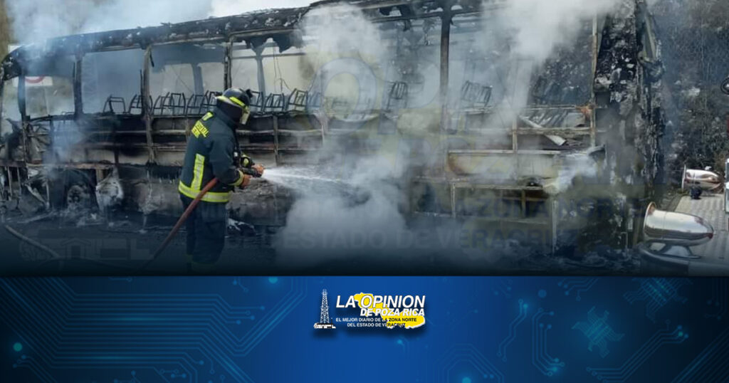 Autobús de pasajeros termina en cenizas a la altura del túnel "Las Pilas".